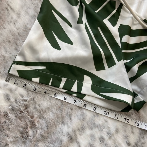 Saks Fifth Avenue green and white summer shorts - Picture 9 of 10
